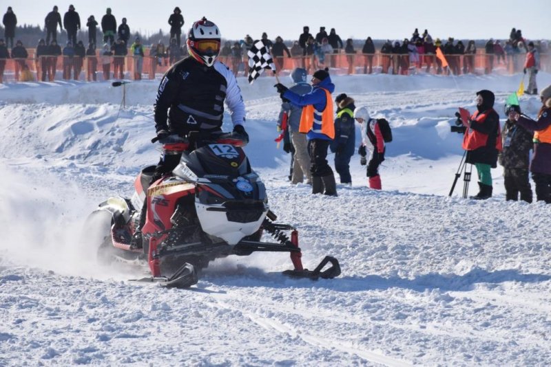 В Нарьян-Маре военно-патриотические соревнования по кроссу на снегоходах прошли без происшествий