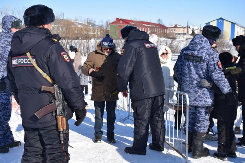 В Нарьян-Маре военно-патриотические соревнования по кроссу на снегоходах прошли без происшествий